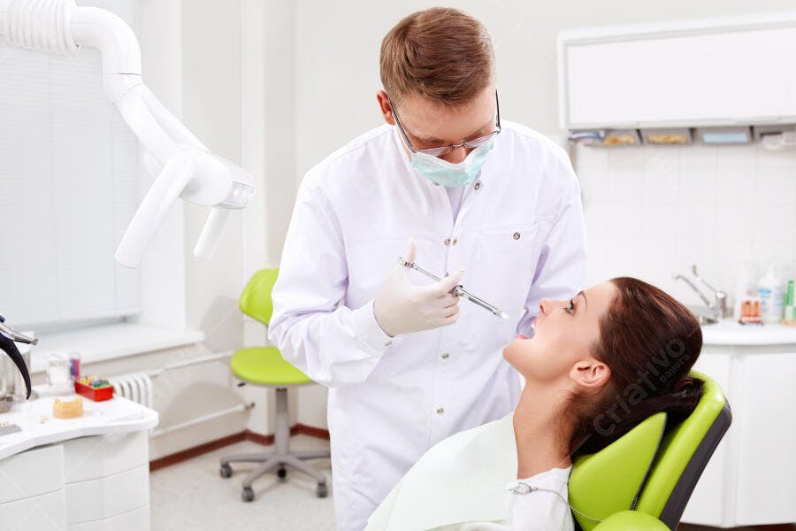 Dentista aplicando anestesia em paciente