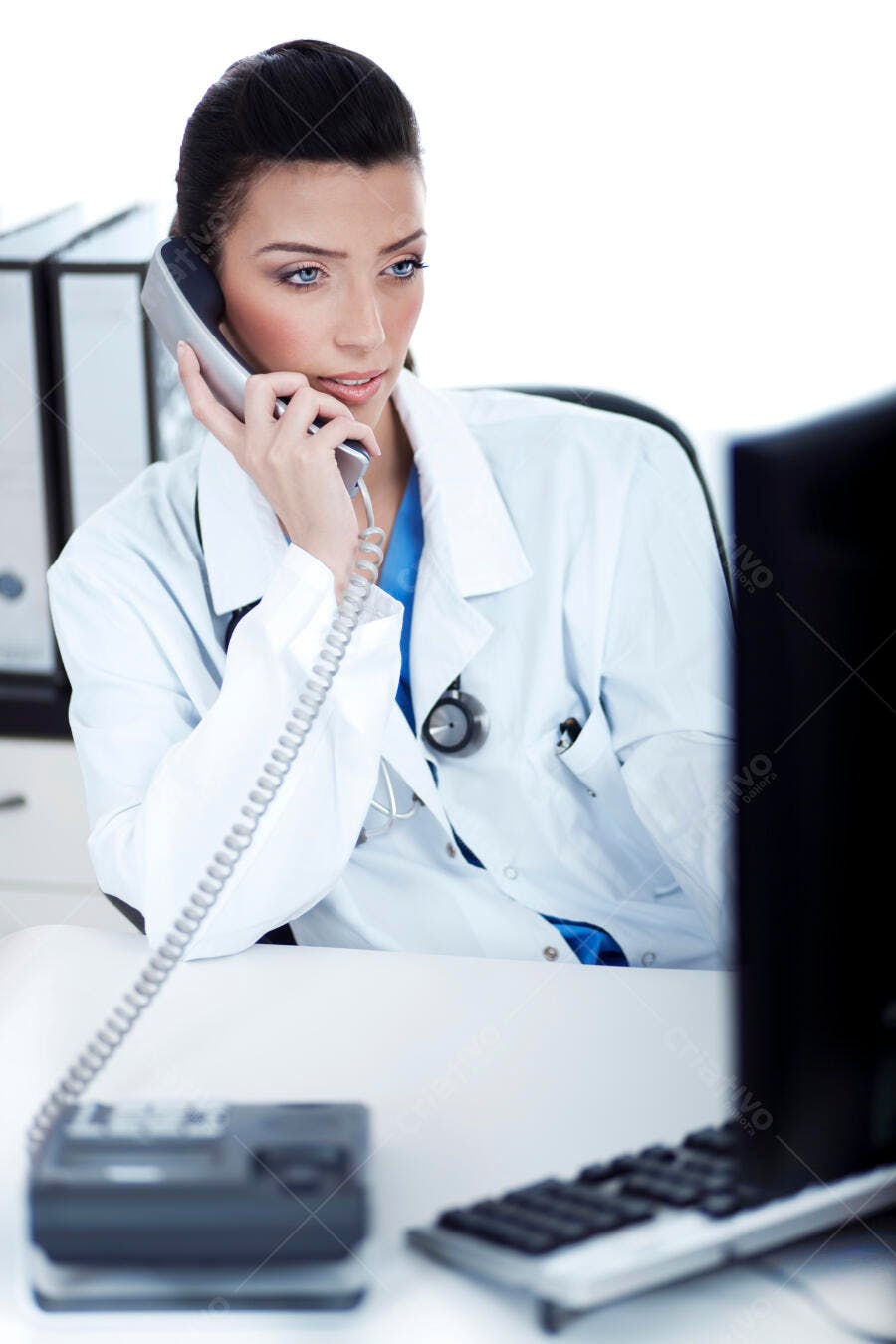 Médica atenciosa ao telefone em seu consultório