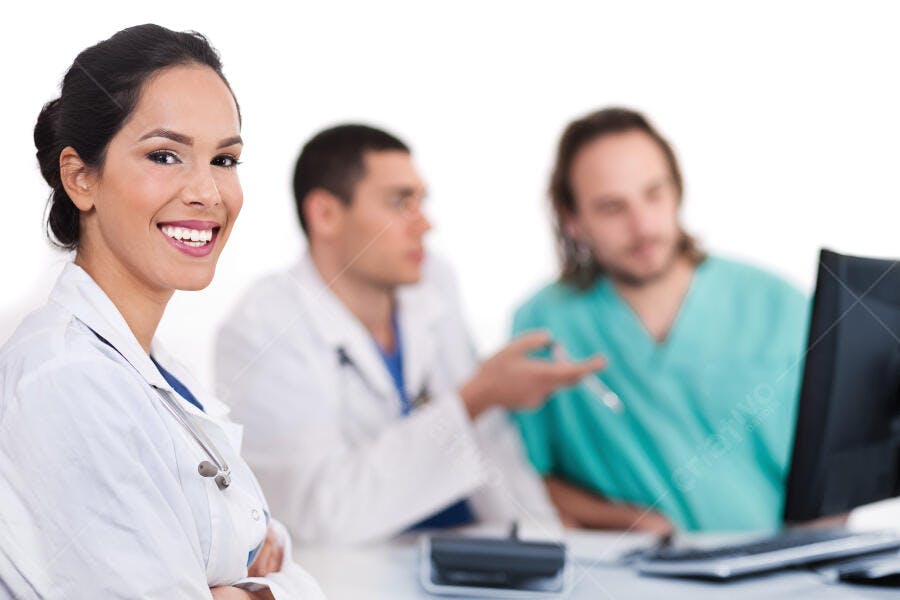 Médica sorrindo equipe médica fundo