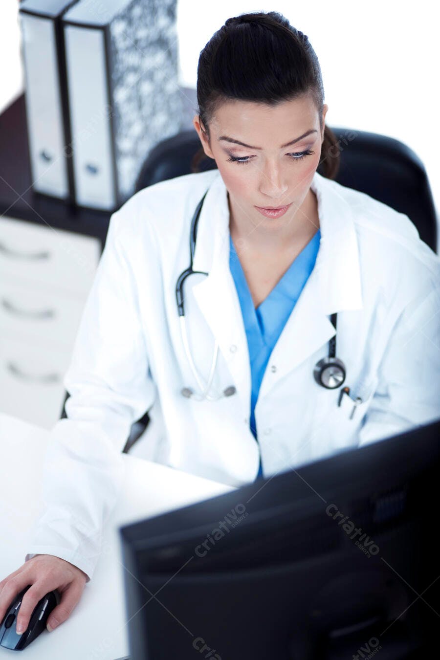 Médica usando computador no consultório