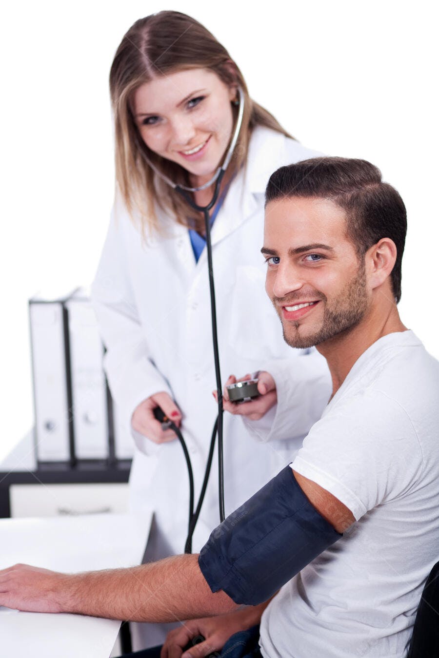 Exame de pressão arterial homem e médica