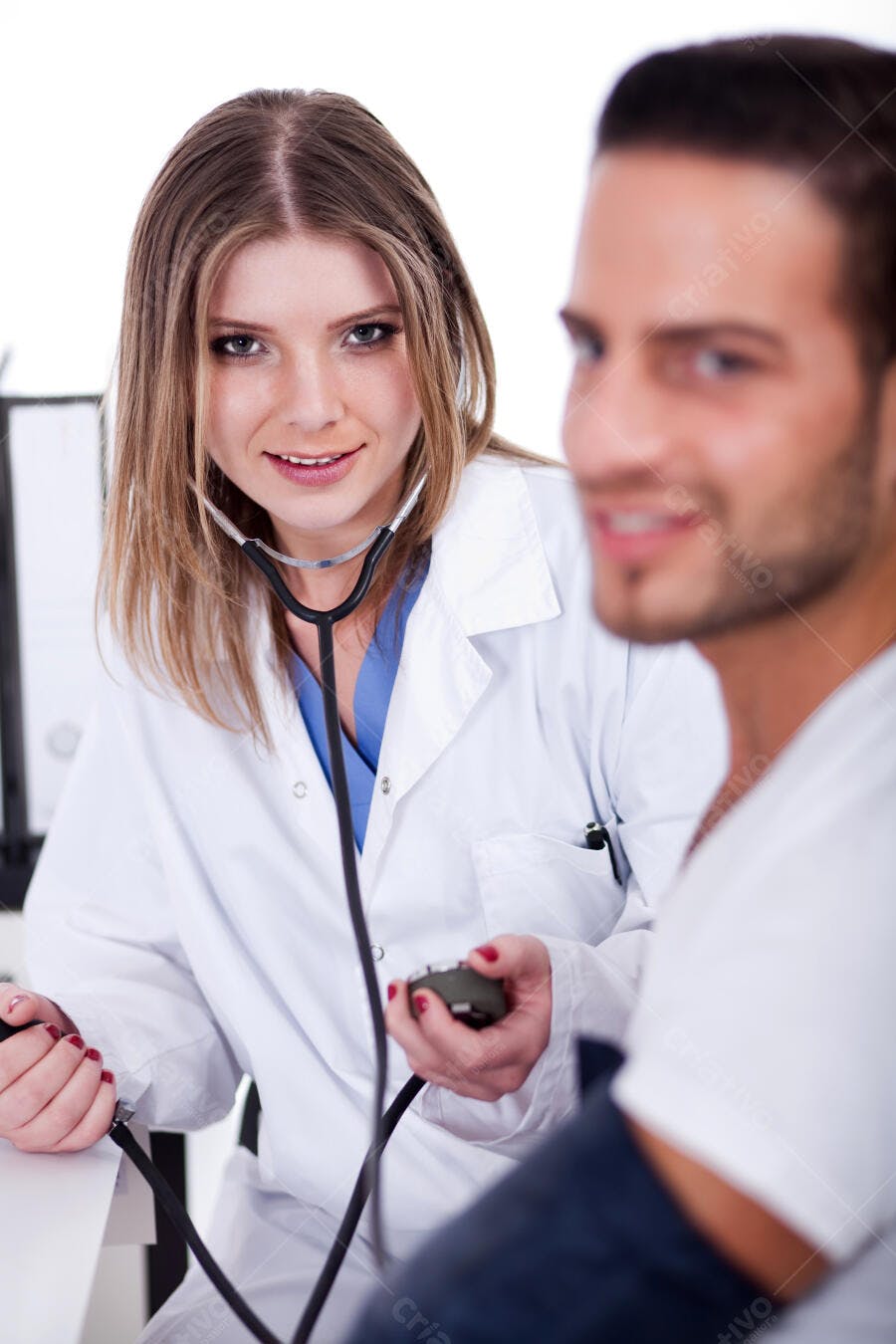Médica medindo pressão de paciente