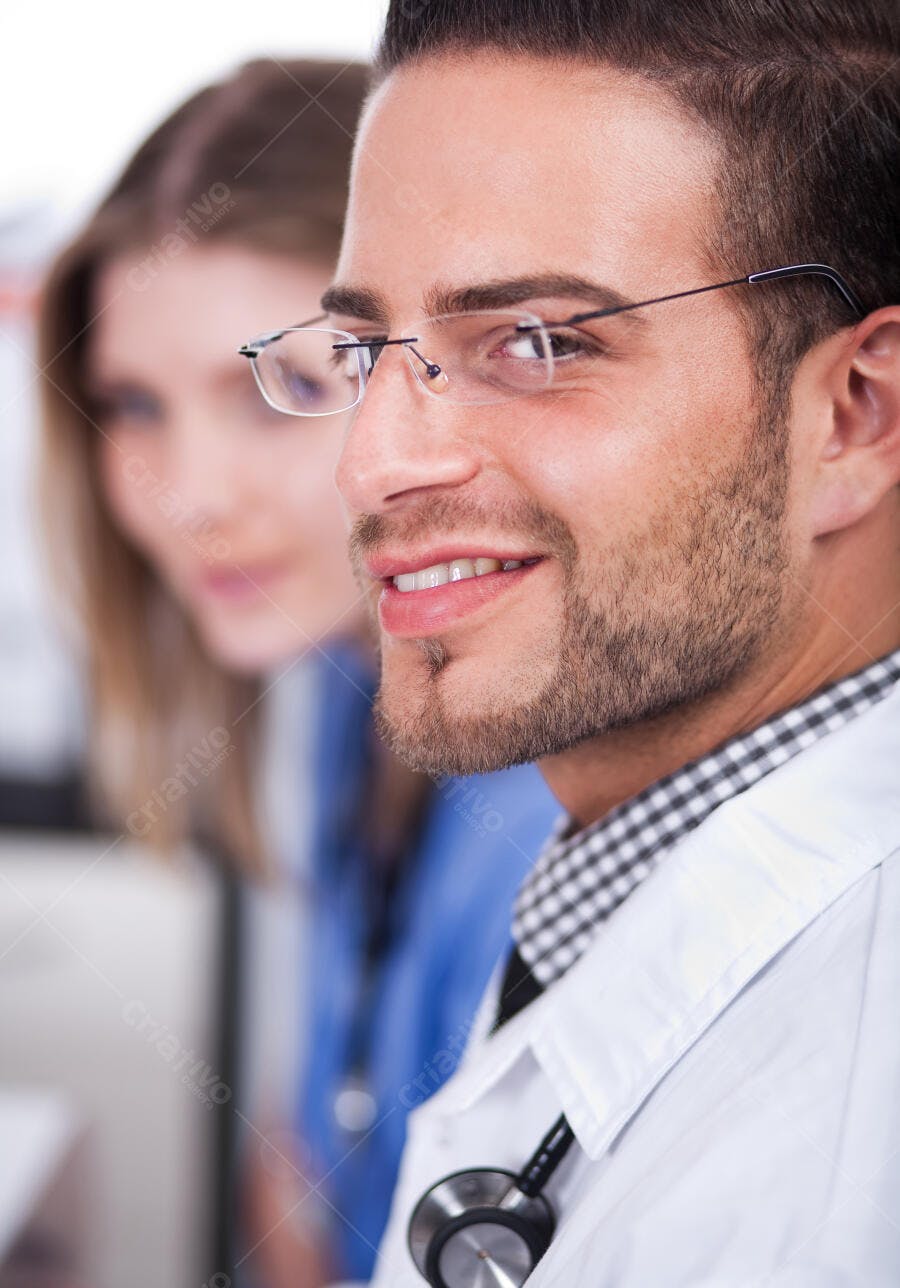 Médico sorridente com colega ao fundo