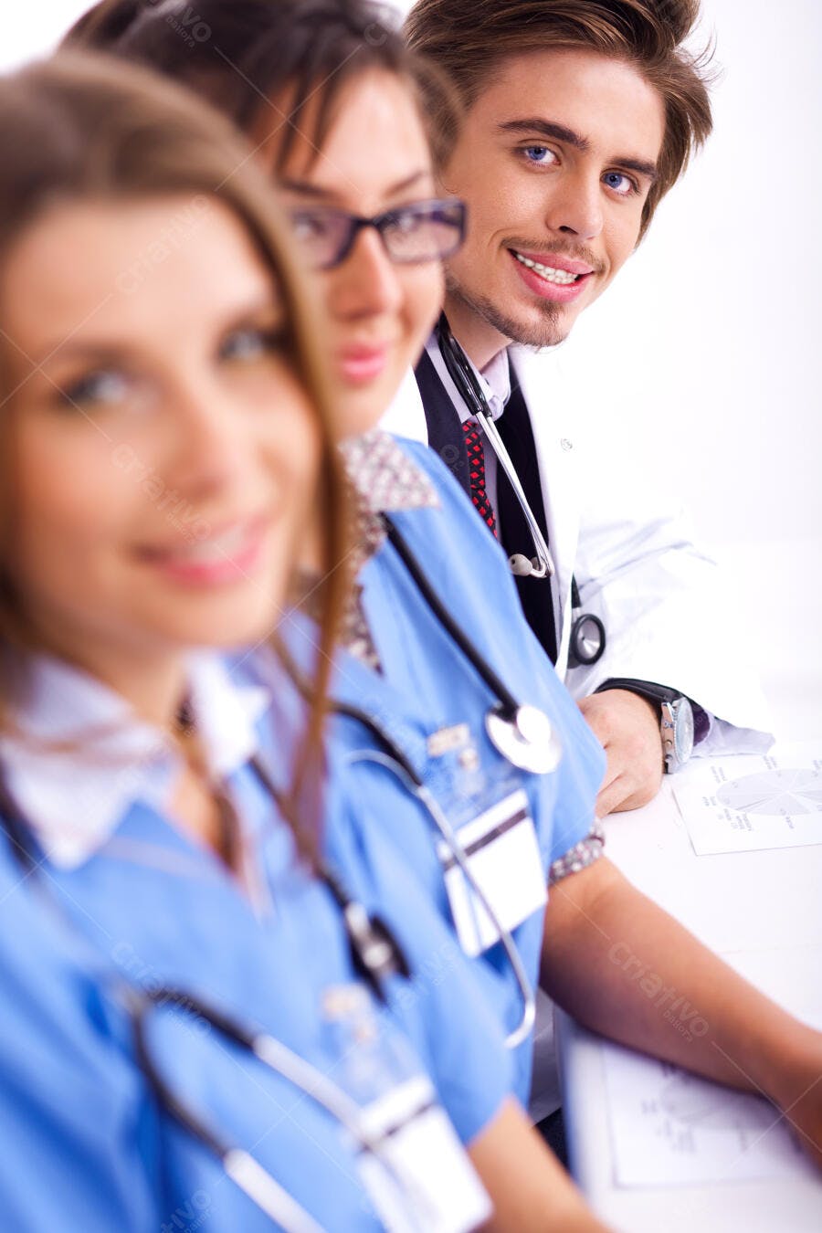 Equipe médica sorrindo em consultório