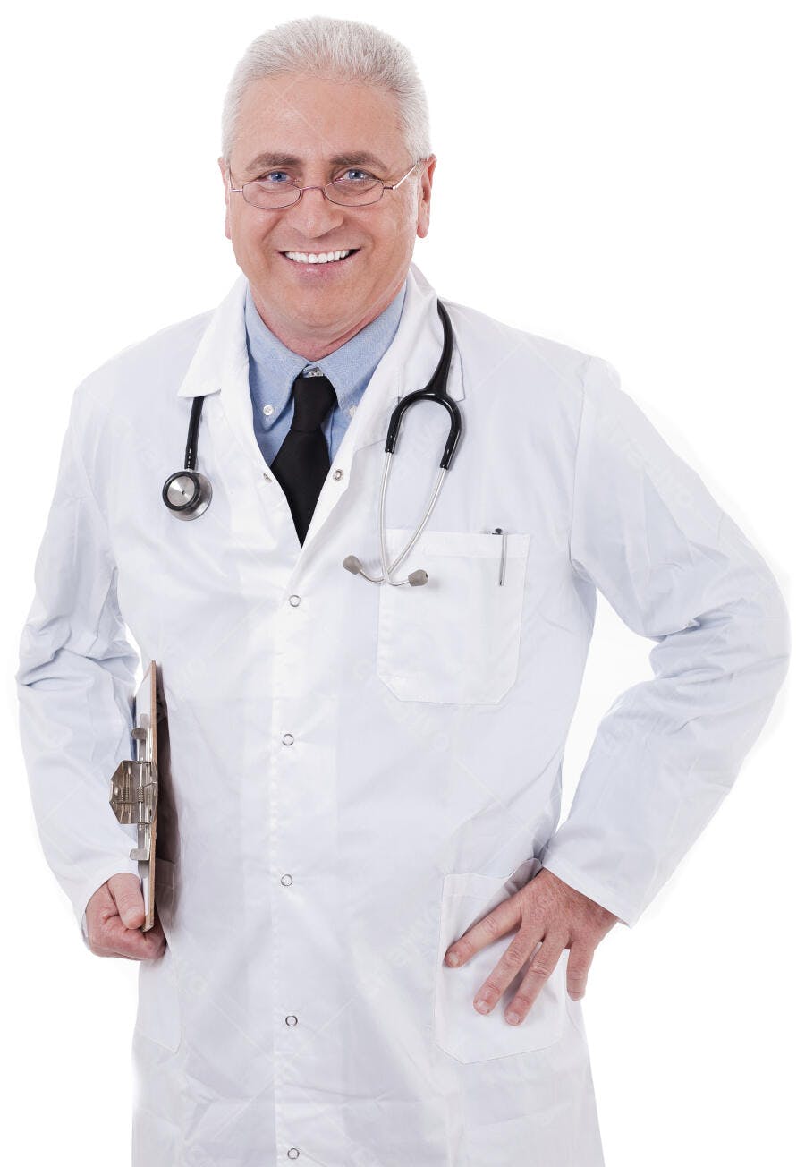 Médico sorridente com estetoscópio e prancheta