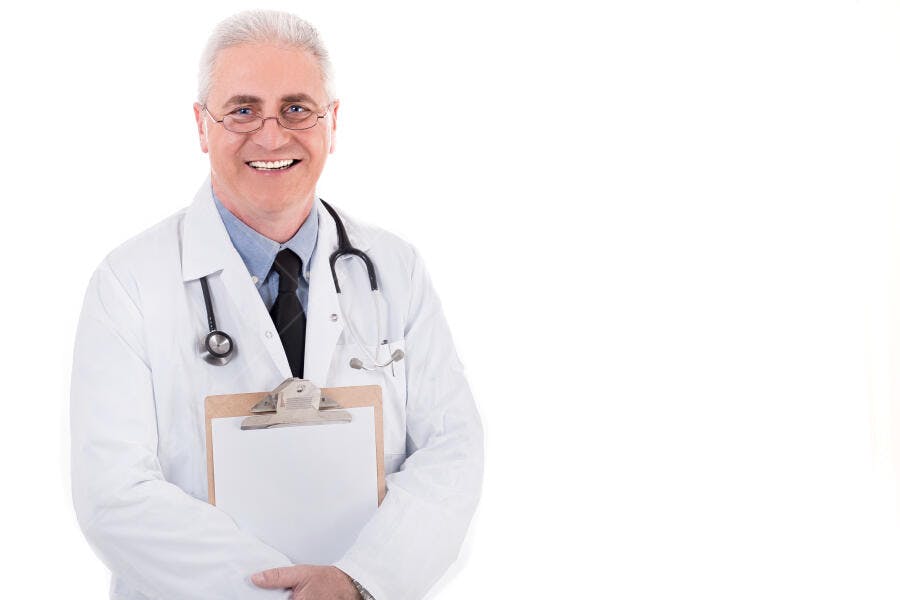 Médico sorridente com prancheta fundo branco