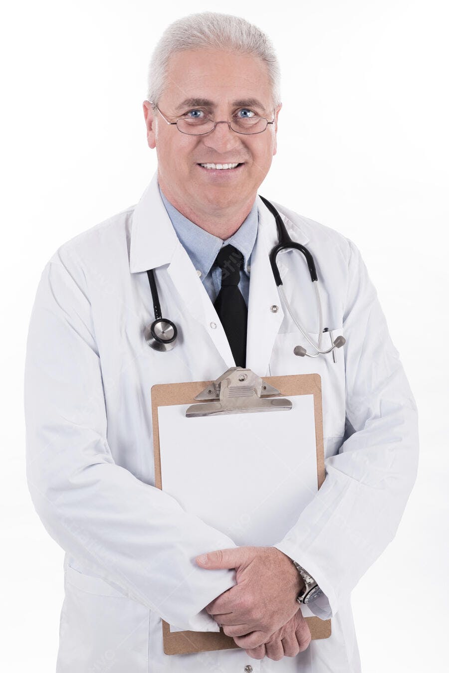 Médico sorridente com prancheta