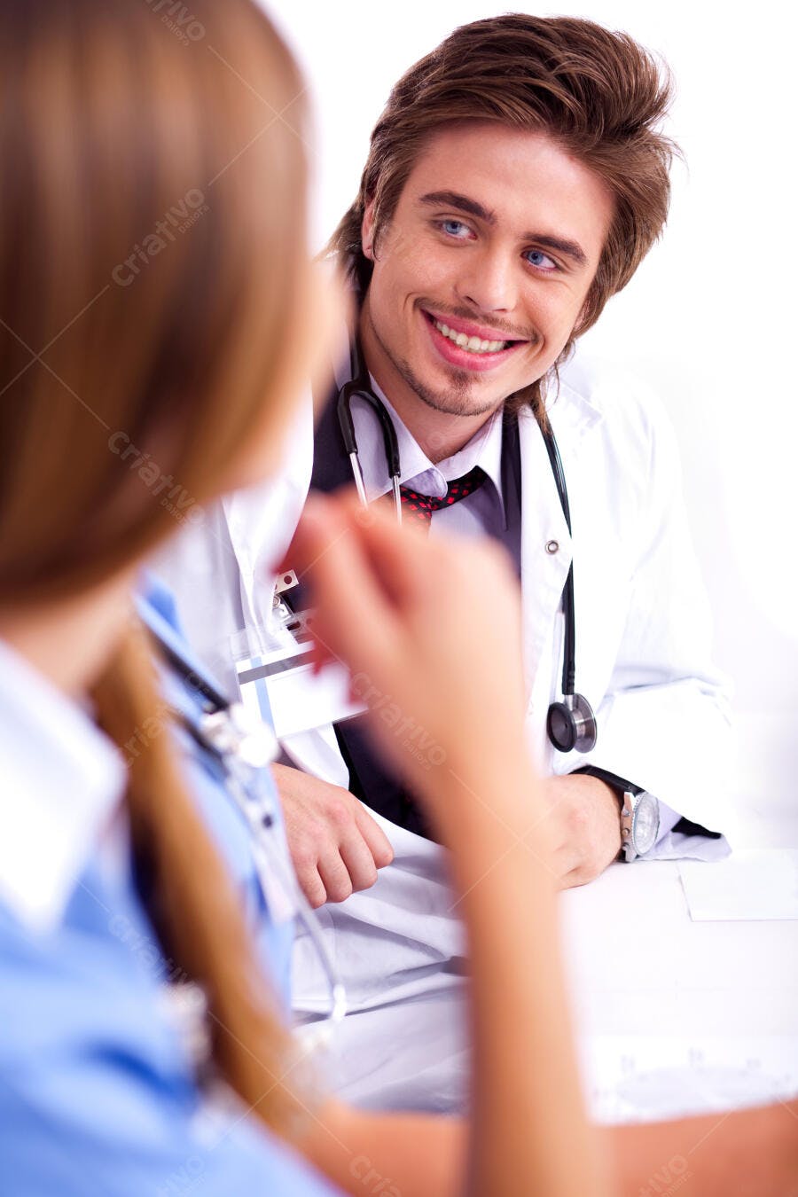 Médico sorrindo conversa com colega