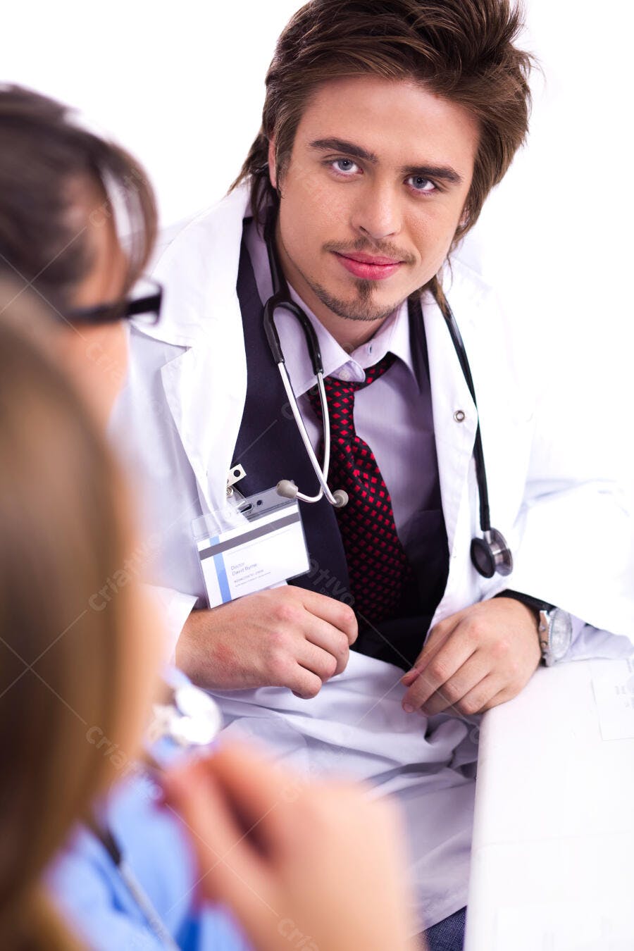 Médico jovem em consulta médica