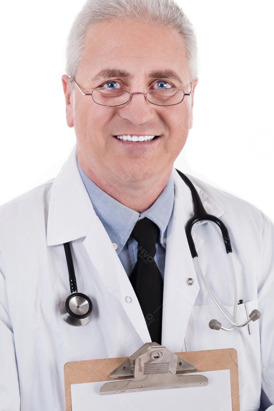 Médico sorridente com estetoscópio e prancheta