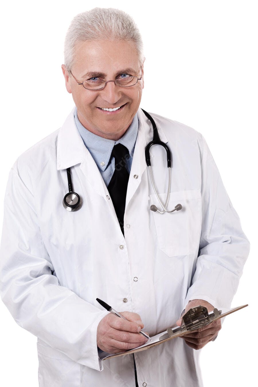 Médico sorridente com prontuário