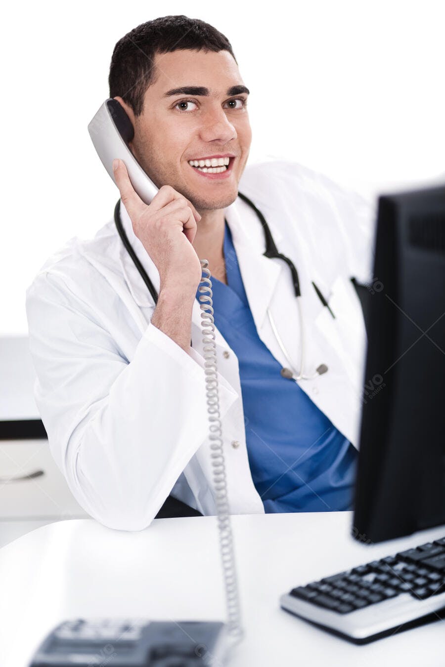 Médico atencioso ao telefone no consultório