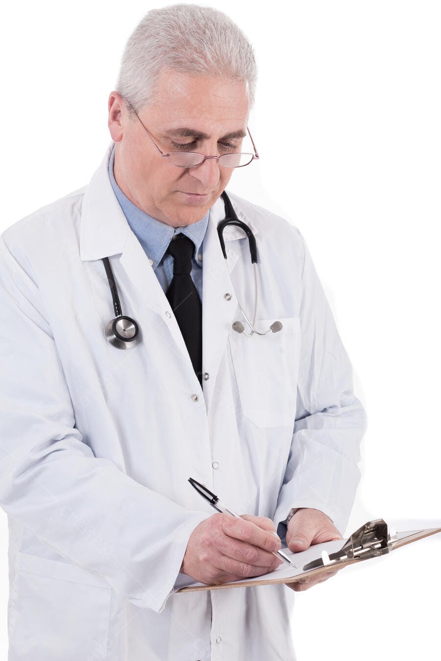 Médico escrevendo em prancheta