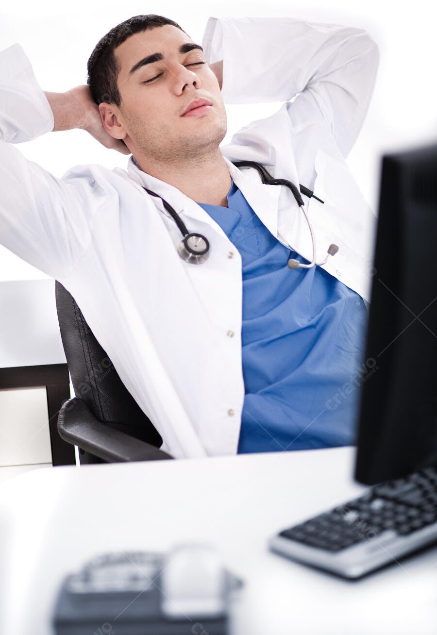 Médico descansando em seu consultório