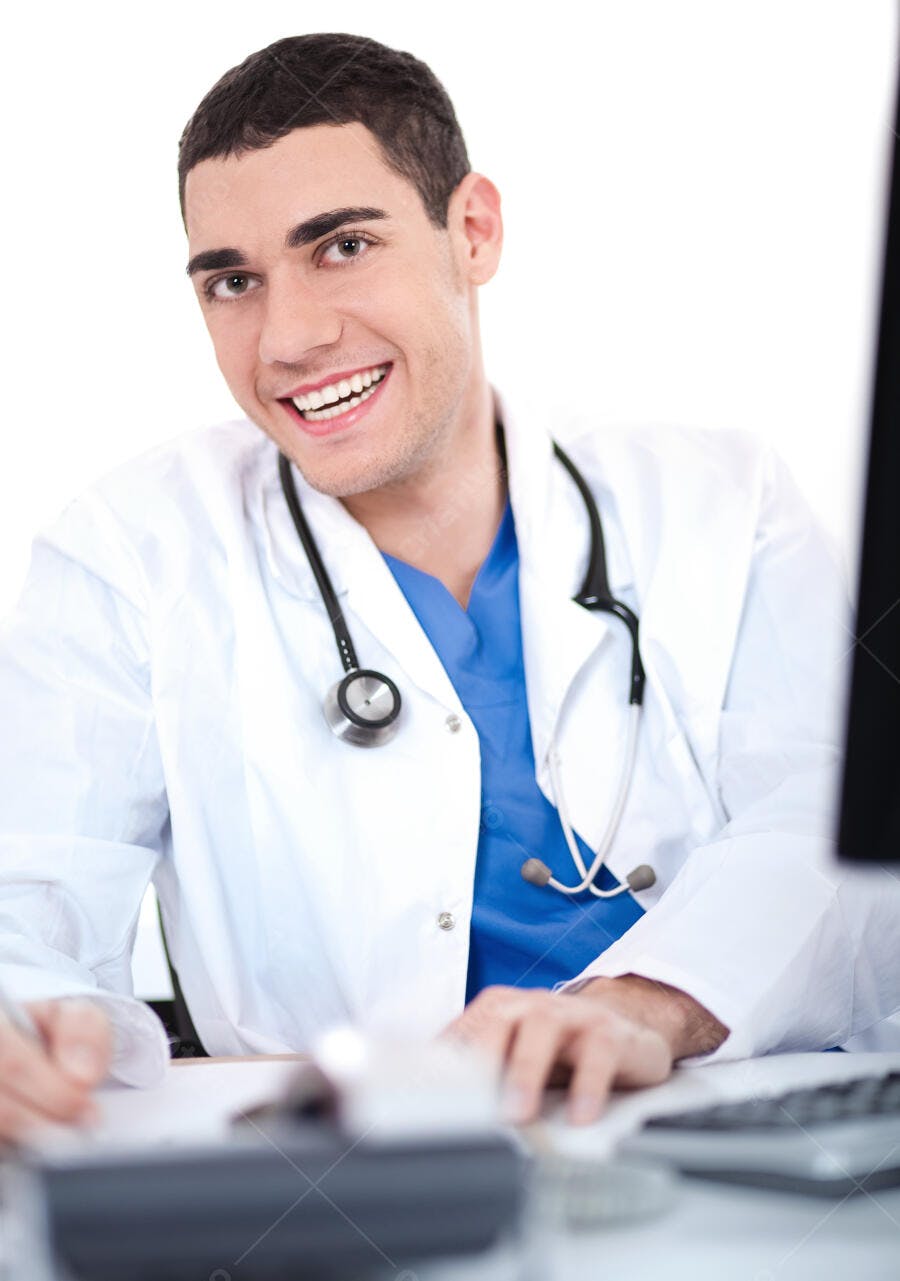 Médico sorridente trabalhando no computador
