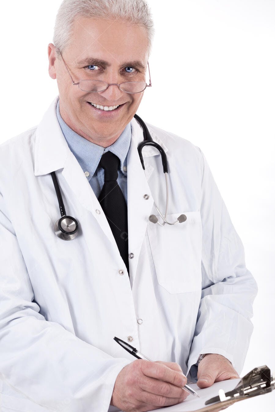 Médico escrevendo em prancheta sorrindo