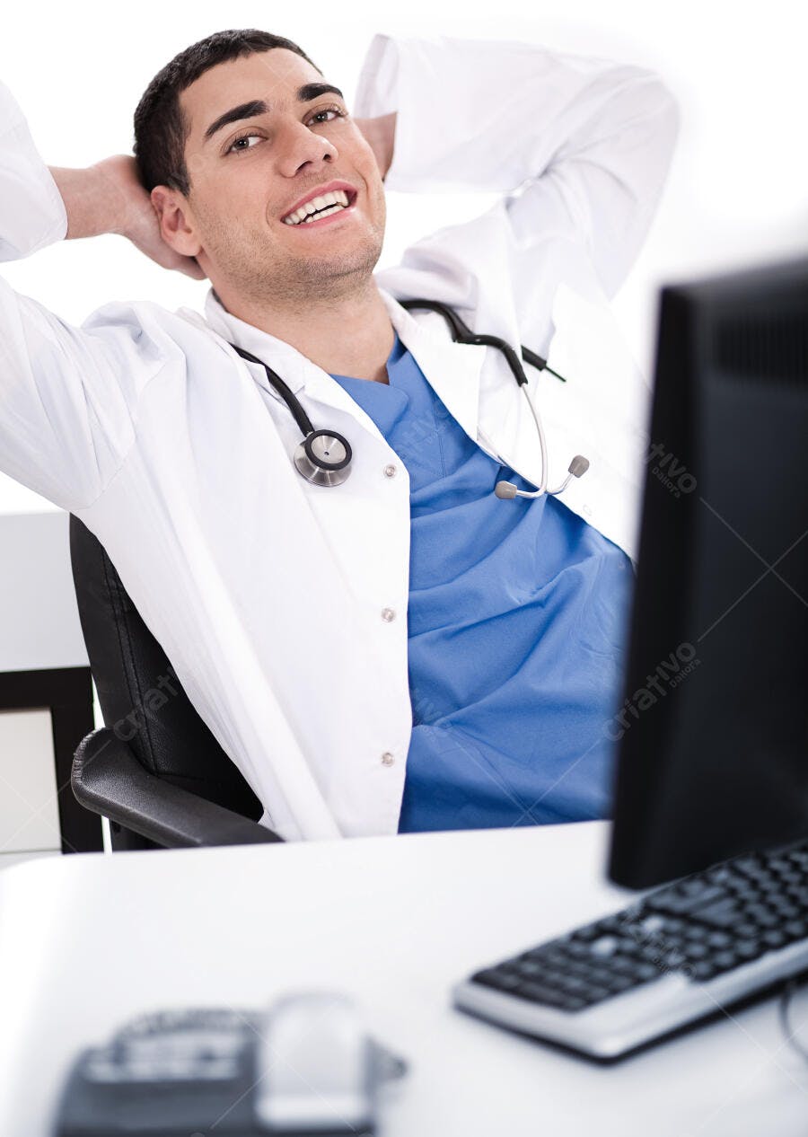 Médico relaxado em seu consultório