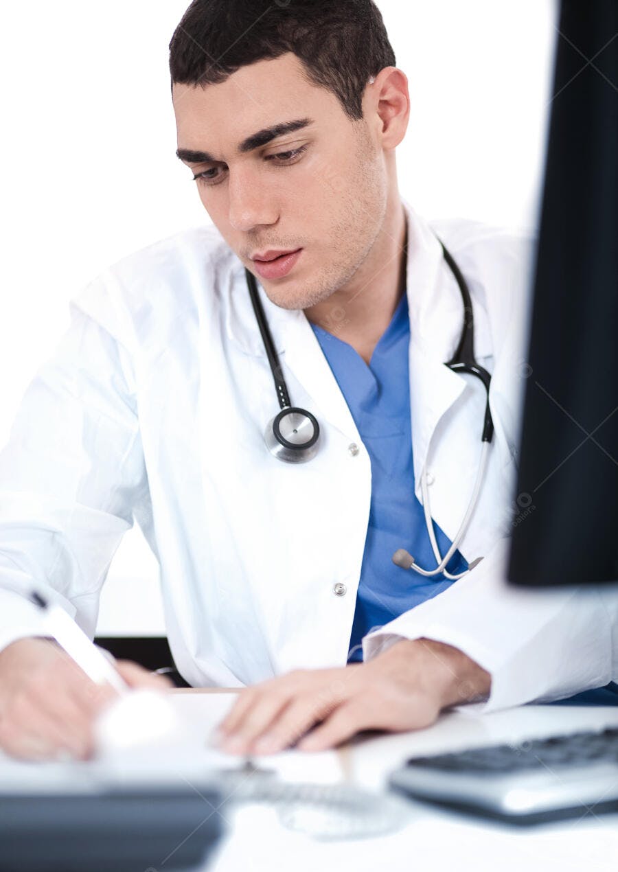 Médico escrevendo receita em consultório