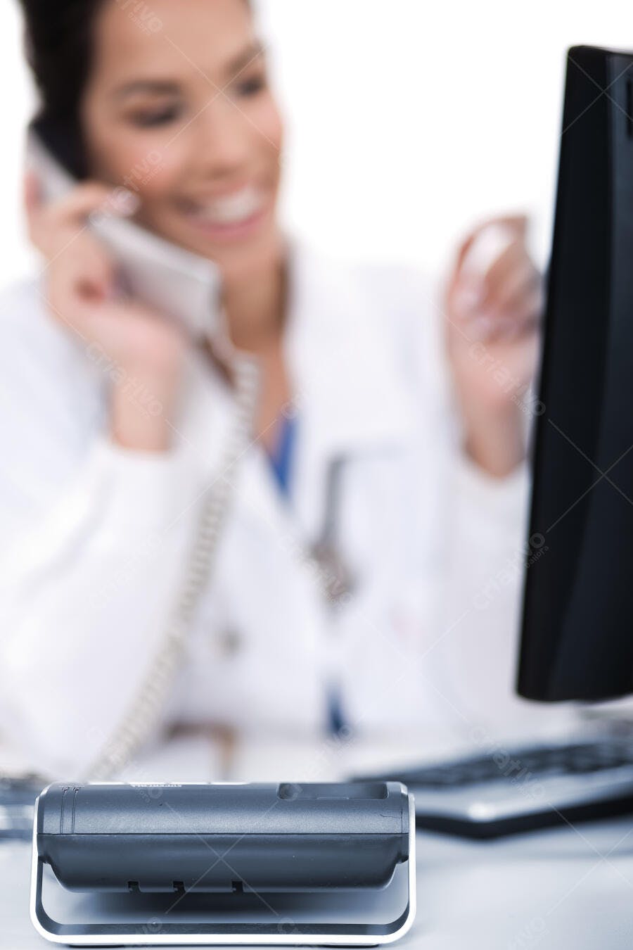 Telefone de escritório médico com médica ao fundo