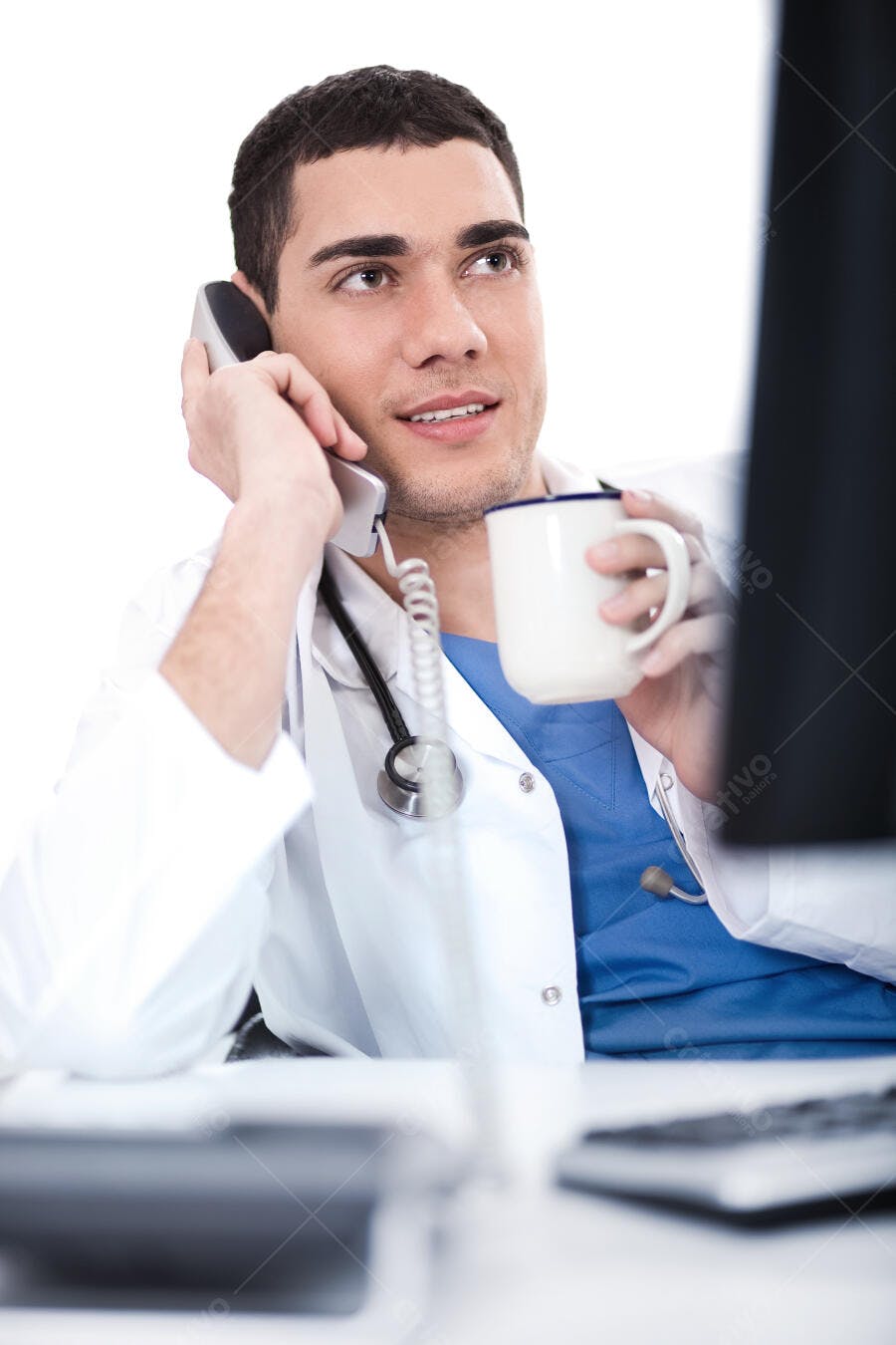 Médico atencioso ao telefone com café