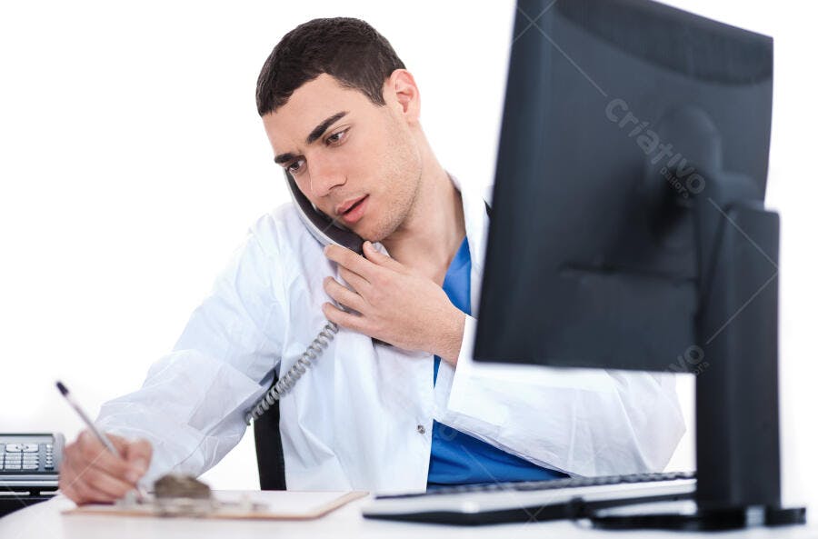 Médico atendendo telefone e anotando