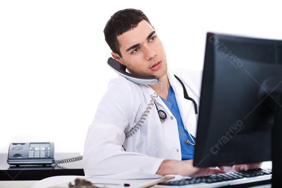 Médico atencioso ao telefone e computador