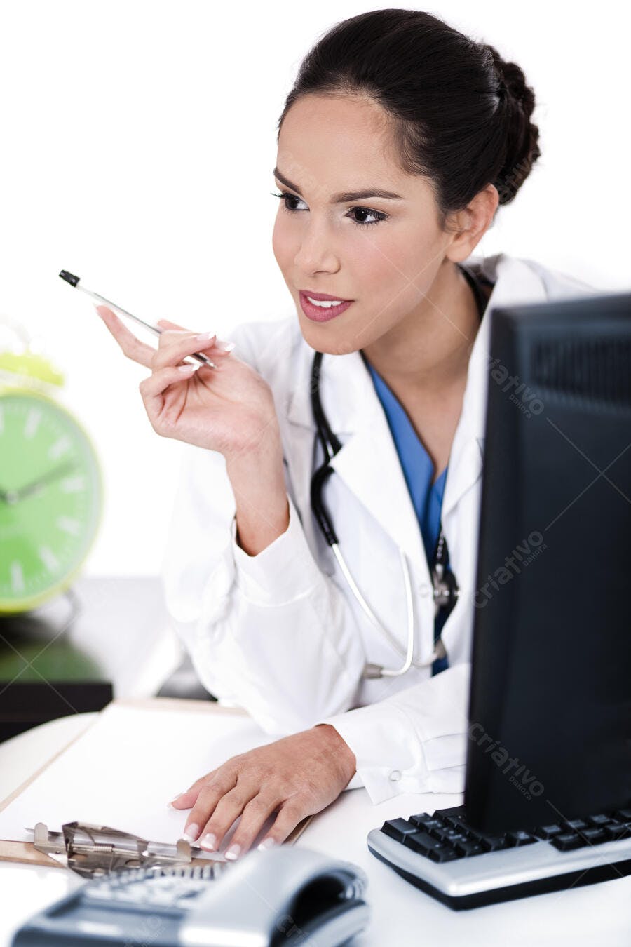 Médica hispânica em consultório médico