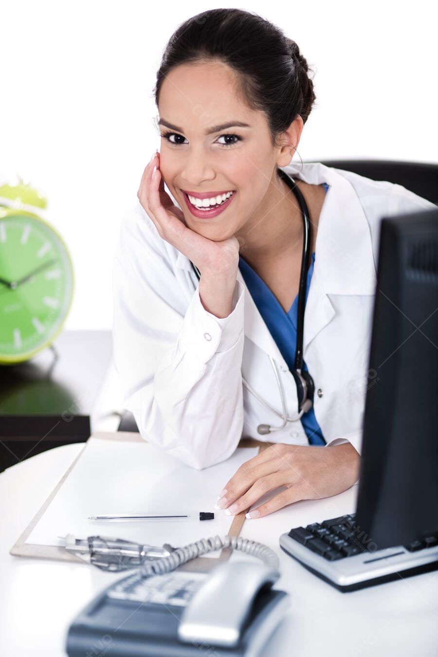 Médica sorridente em seu consultório