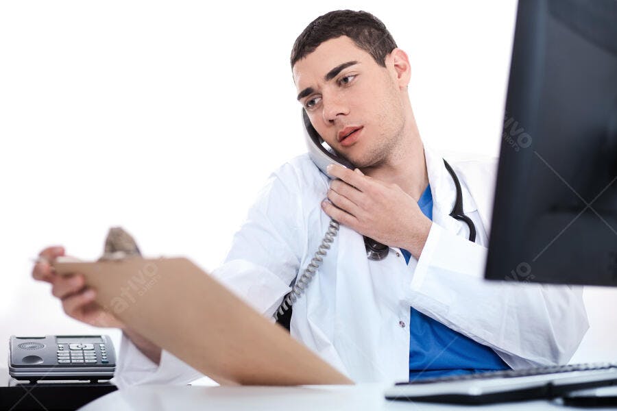 Médico atencioso ao telefone analisando prontuário