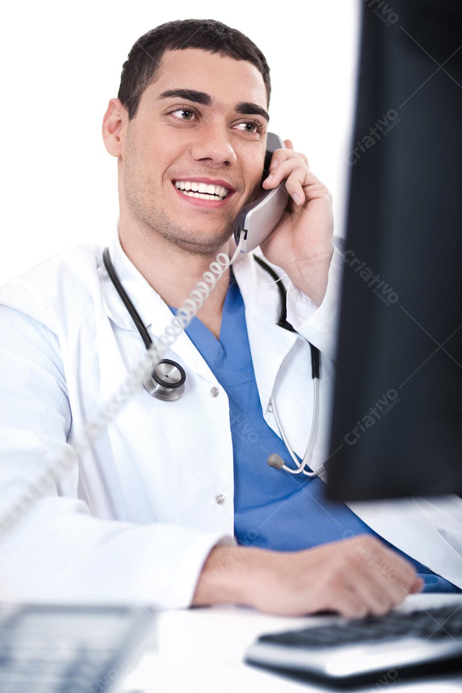 Médico atencioso ao telefone em seu consultório