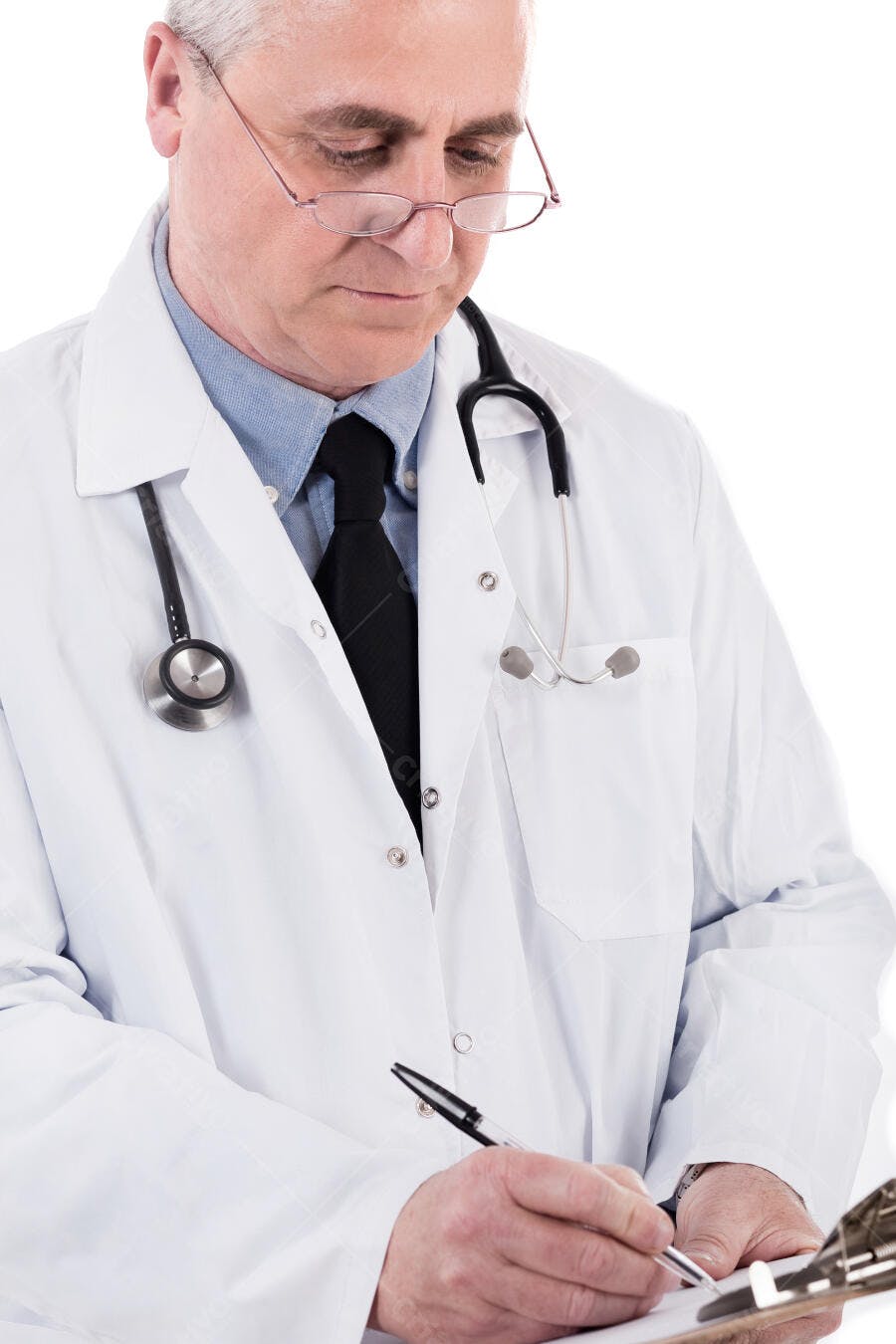 Médico anotando em prancheta