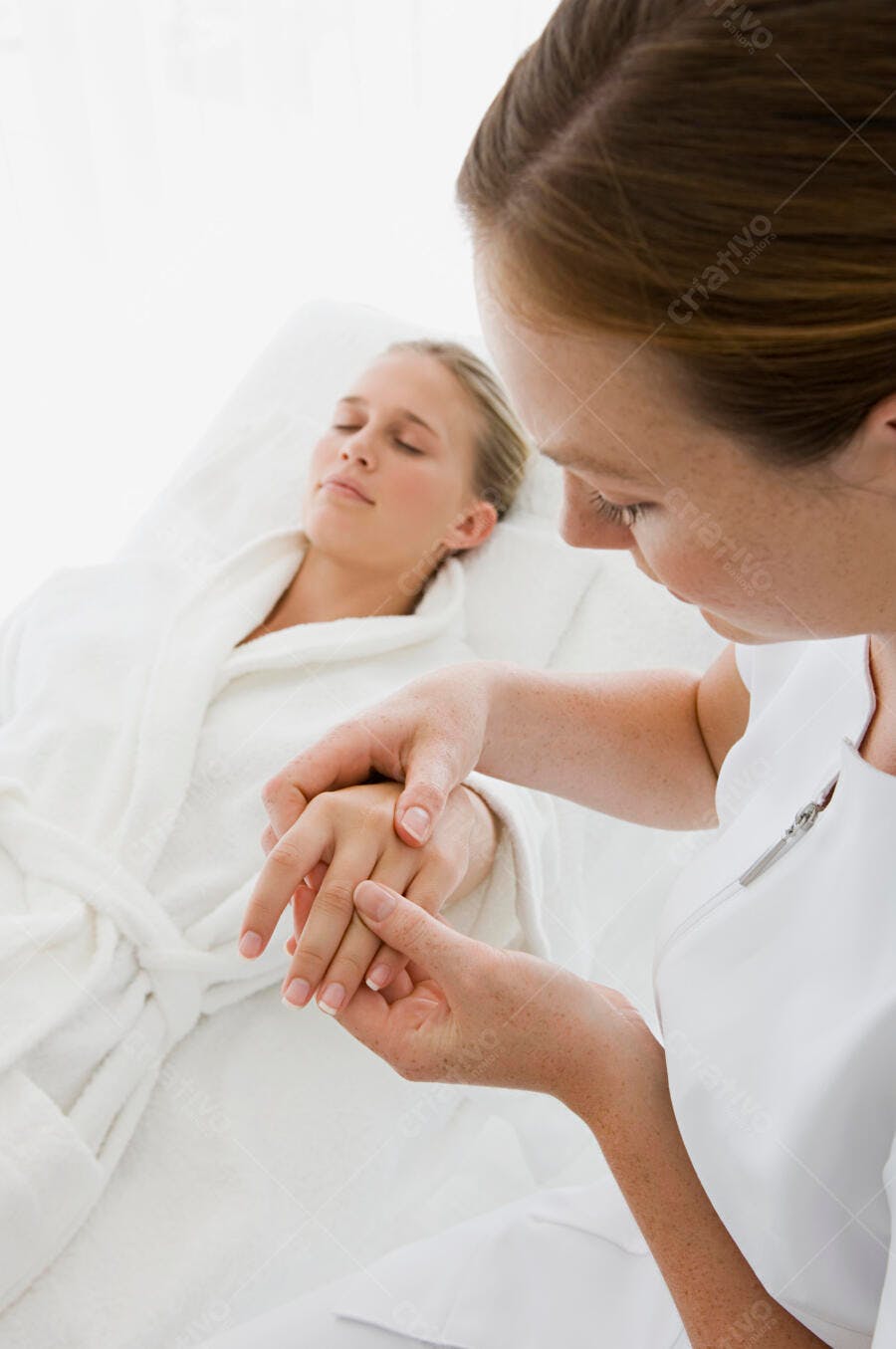 Massagem relaxante em mãos femininas