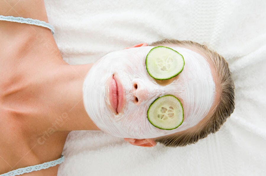 Máscara facial com pepino para relaxamento