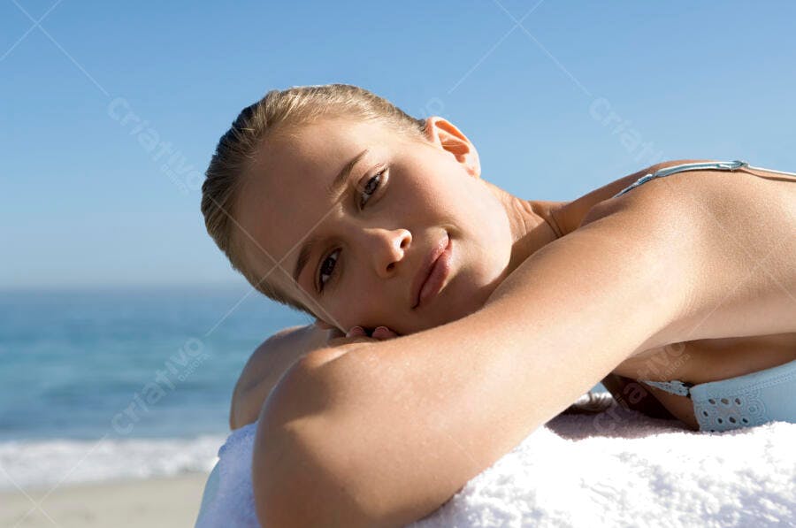 Mulher relaxando na praia em dia ensolarado