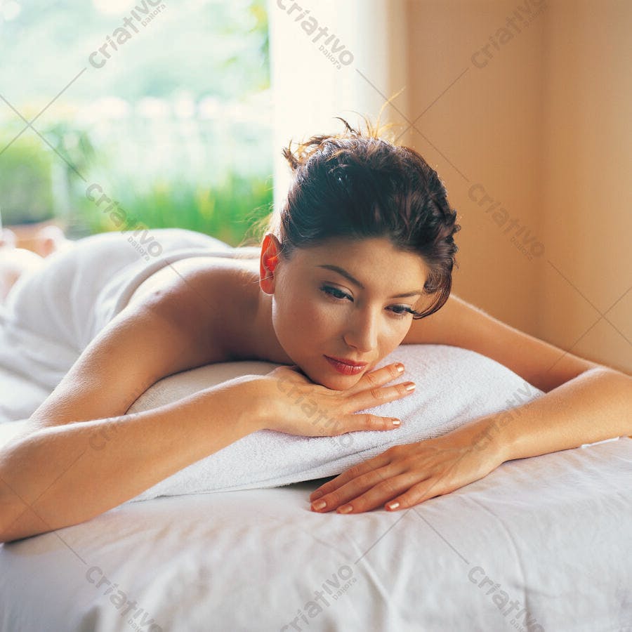 Mulher relaxada em spa com tons claros