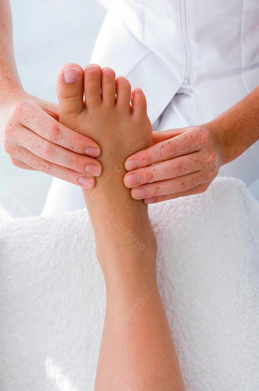 Massagem nos pés relaxante em spa