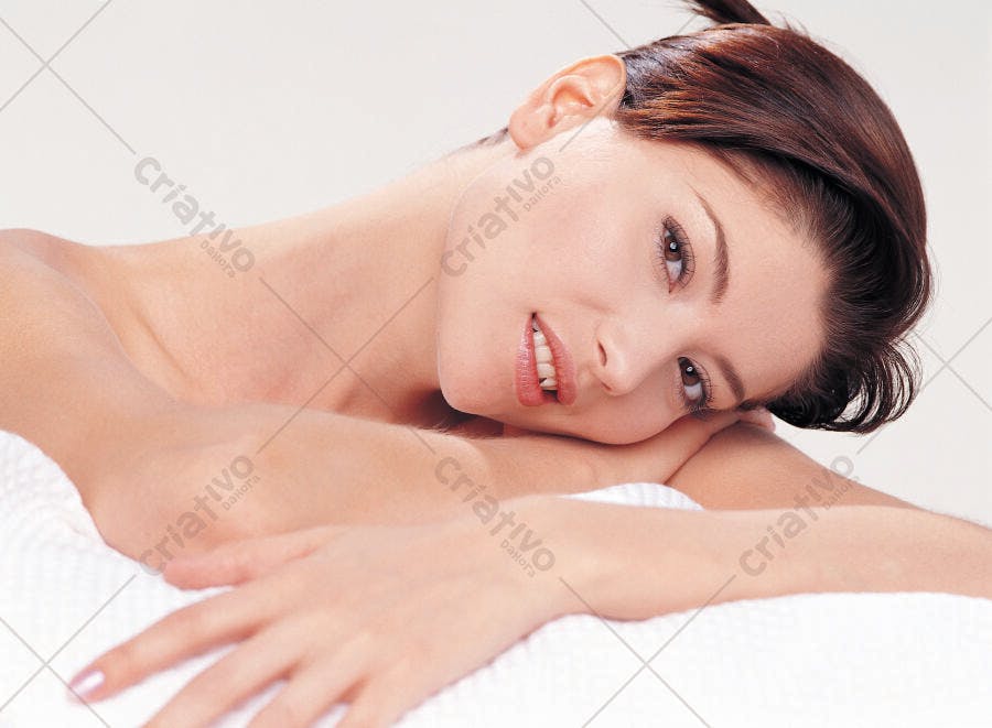 Mulher deitada sorrindo pele clara cabelos castanhos