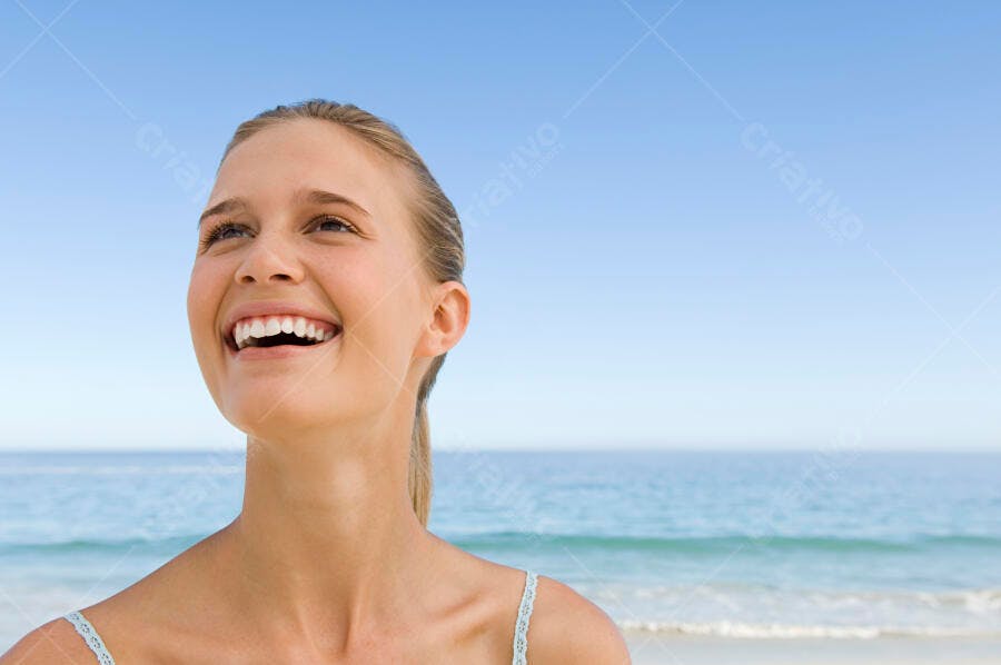 Mulher rindo na praia dia ensolarado
