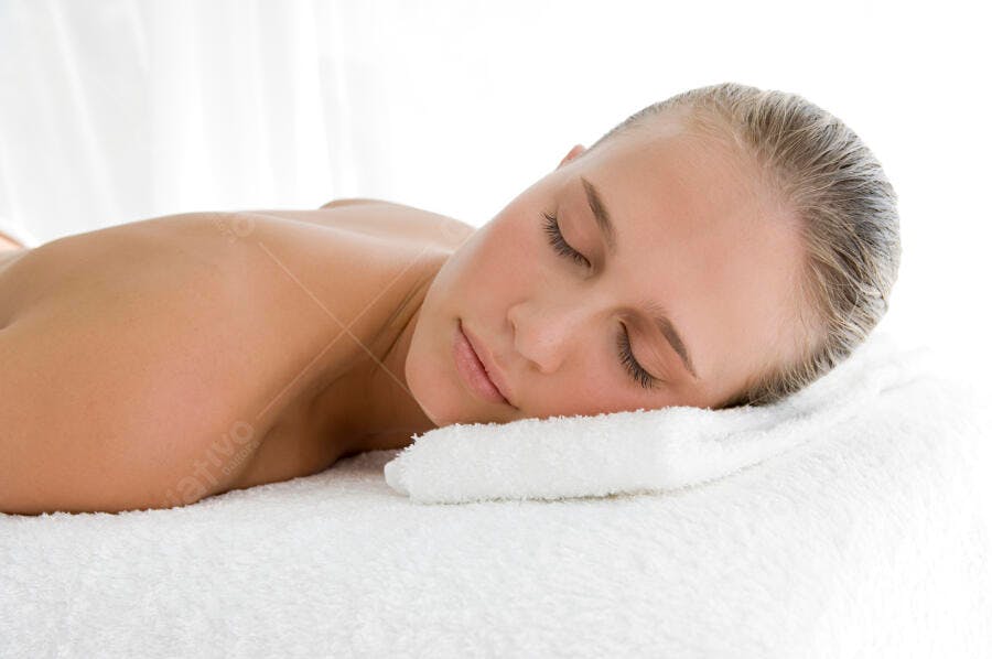 Mulher relaxada em spa branco