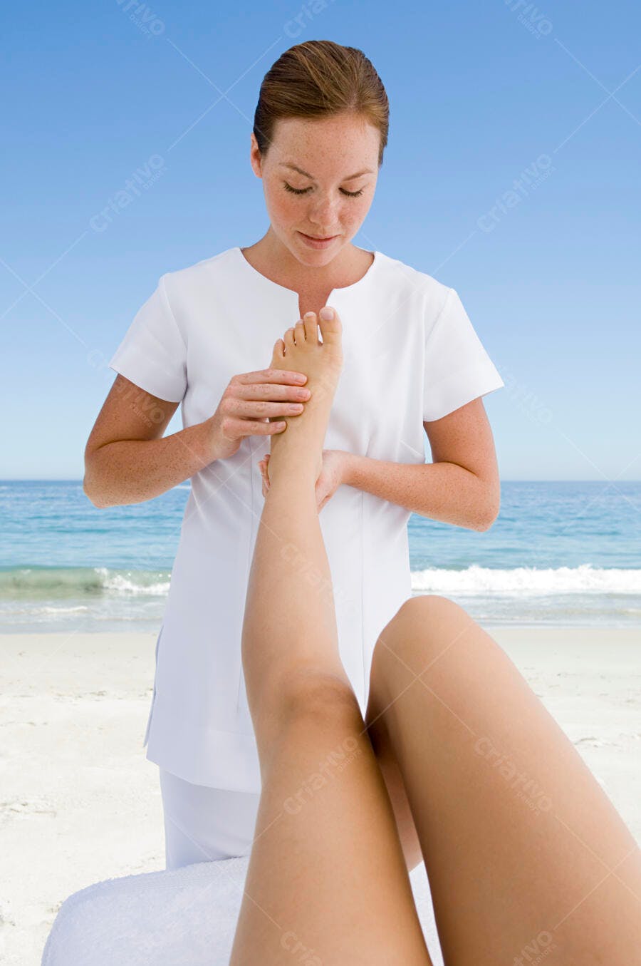 Massagem relaxante em pé na praia