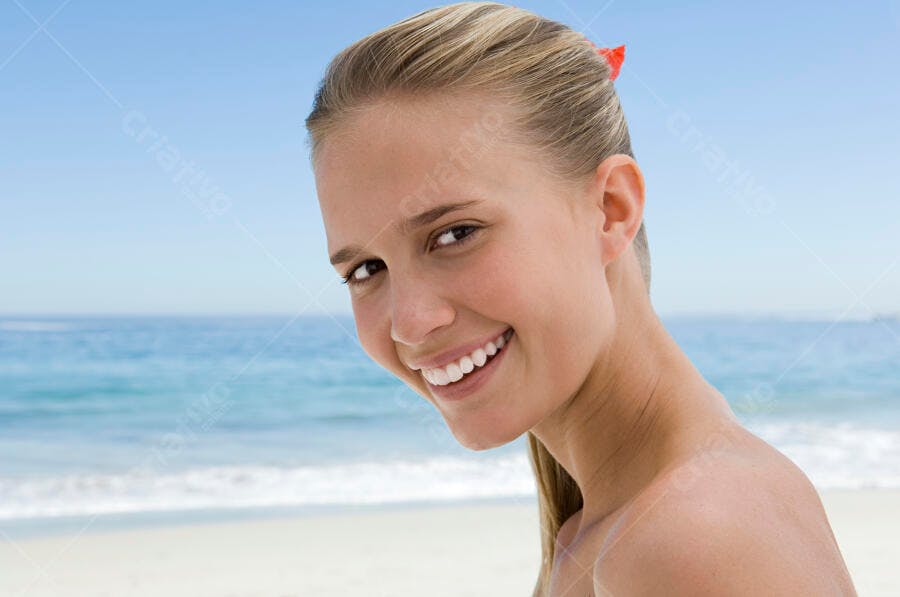 Mulher sorridente na praia ensolarada