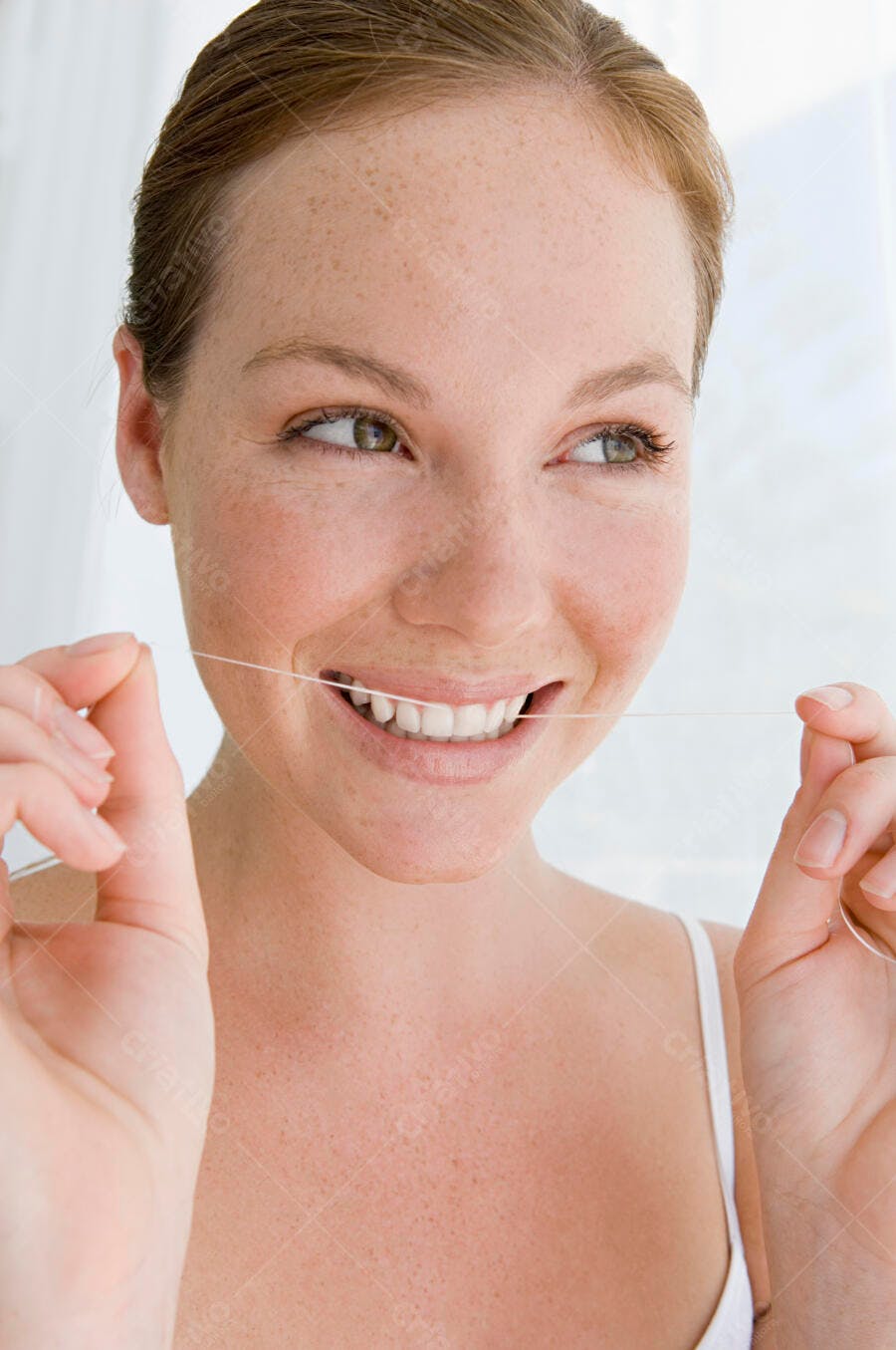 Mulher usando fio dental sorriso saudável