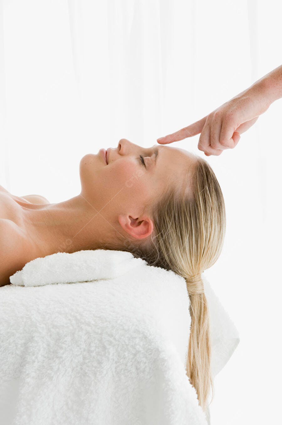 Massagem facial relaxante mulher loira