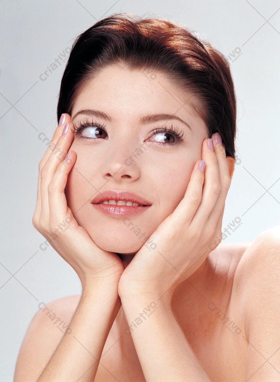 Retrato mulher jovem pele perfeita mãos rosto