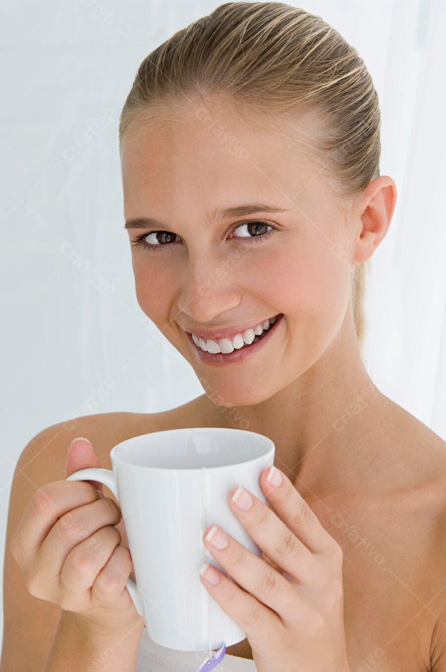 Mulher sorrindo com caneca de chá