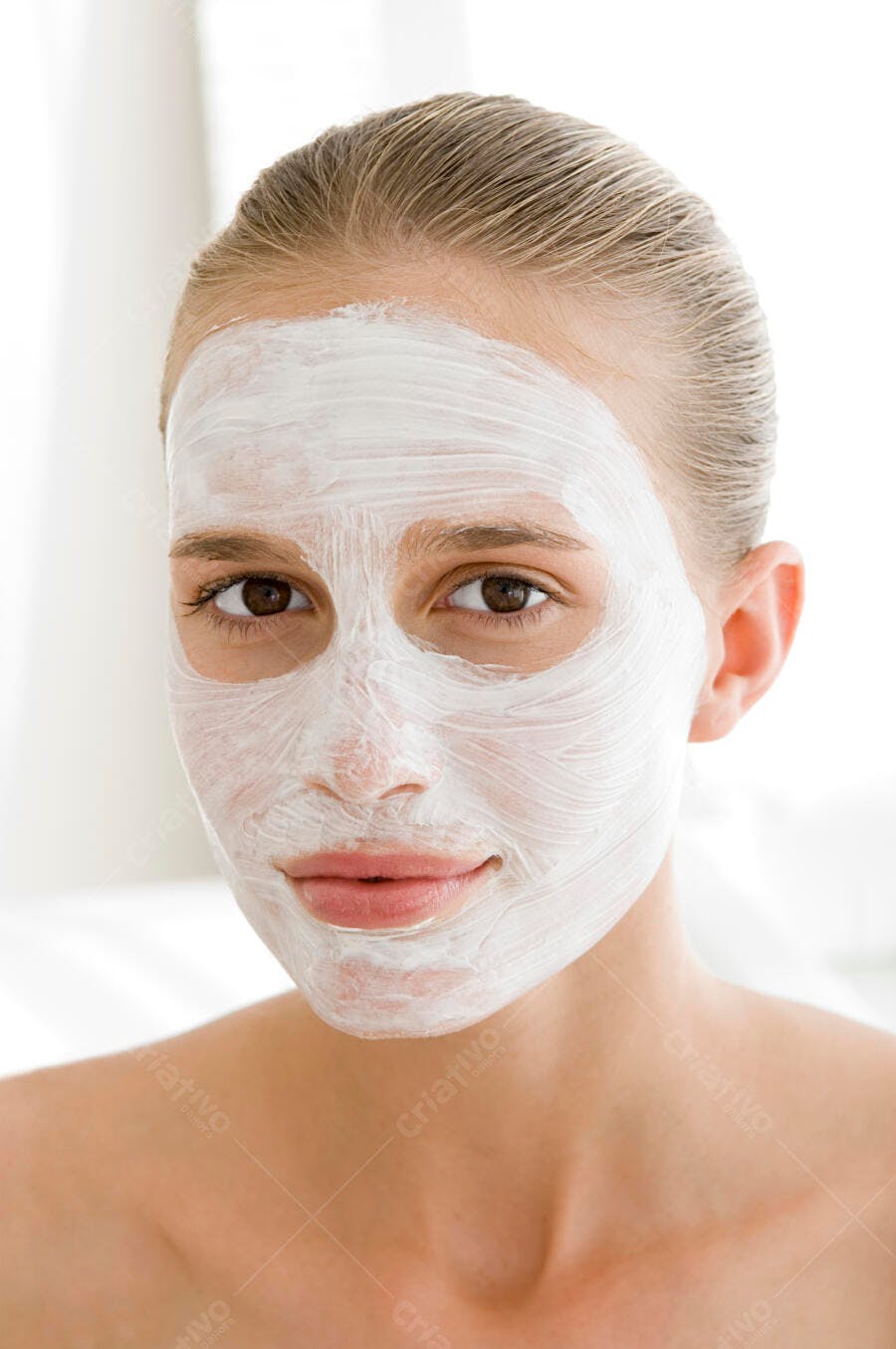 Mulher com máscara facial de beleza