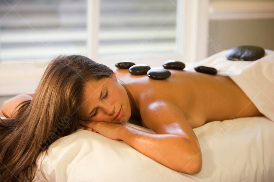 Massagem com pedras quentes relaxante