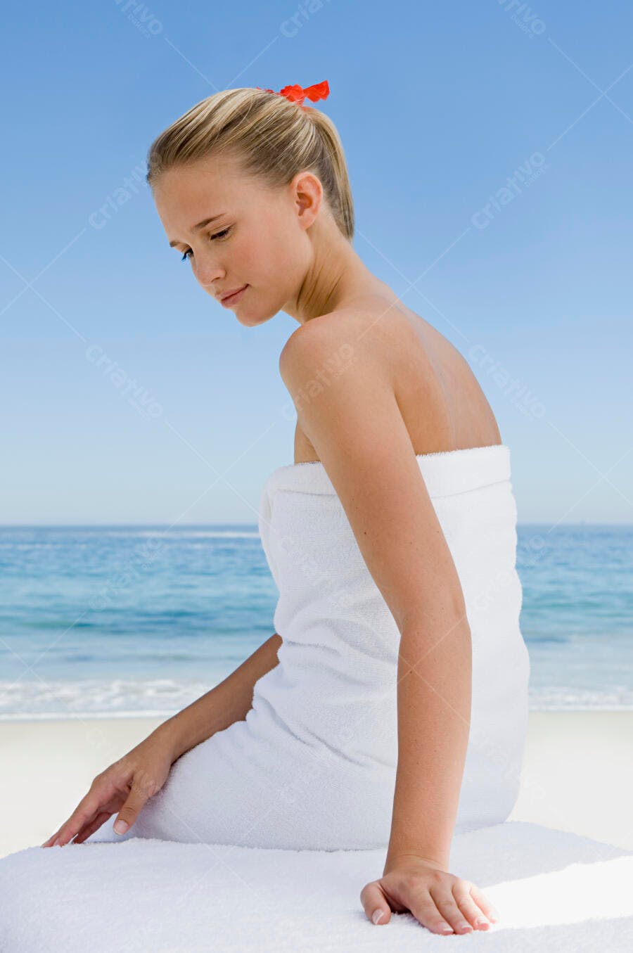 Mulher na praia em toalha branca