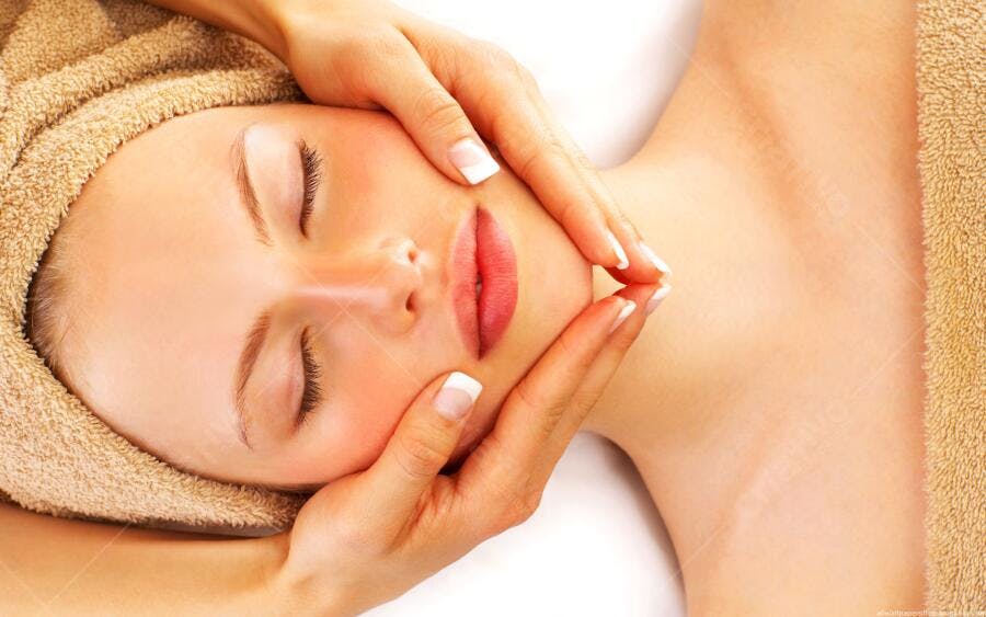 Massagem facial relaxante pele clara