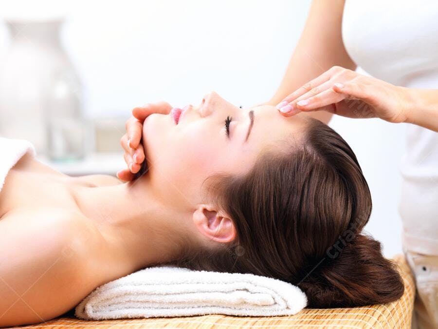 Massagem facial relaxante em spa